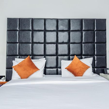 Avian Court Penthouse Aparthotel Найваша Екстериор снимка
